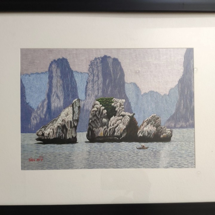 Hand-embroidered painting - The kissing rocks of Ha Long bay (big size)